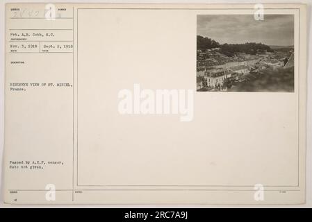 Blick aus der Vogelperspektive auf St. Mihiel, Frankreich, aufgenommen am 2. September 1918. Das Foto wurde von Pvt. A.B. Cobb vom Signalkorps. Es wurde vom A.E.F.-Zensor verabschiedet und mit der Nummer 244281 ausgestellt. Dieses Bild bietet eine Perspektive aus einem großen Winkel auf die Landschaft während des Ersten Weltkriegs. Stockfoto