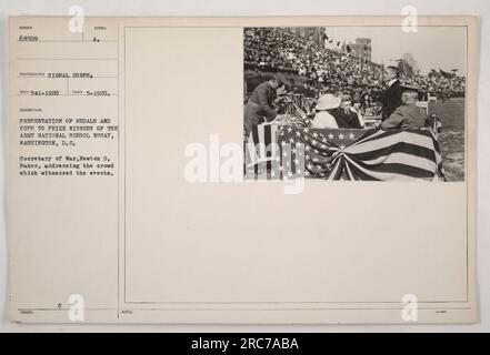 Secretary of war Baker überreicht Pokale und Medaillen an die Gewinner des Army National School Essay Contest in Washington, D.C. Das Foto mit der Nummer 68509 wurde im Mai 1920 vom Signalkorps aufgenommen. Auf dem Bild ist Minister Baker zu sehen, wie er vor der Menge spricht, die Zeuge des Ereignisses war. Stockfoto