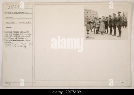 Lieutenant Rode und Sergeant Abbott, beide vom Signalkorps, werden zusammen mit Colonel Carl Boyd fotografiert, der von Marschall Petain mit der Ehrenlegion-Medaille ausgezeichnet wird. Die Zeremonie fand im GHQ statt. Chaumont, Haute Marne. Weitere Offiziere Geys, Bly, Nwille, King und C. Holbrook sind ebenfalls in der Gruppe vertreten. Dieses Foto wurde am 14. Januar 1919 aufgenommen. Hinweis: Bildnummer 3969/ka. Stockfoto