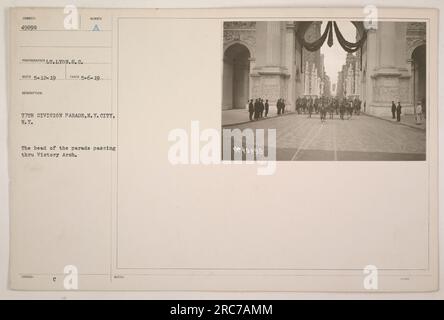 Das Bild zeigt den Leiter der Parade der 77. Division, die durch den Victory Arch in New York City führt. Das Foto wurde von LT. Lyon aus den USA gemacht Armeesignalkorps am 12. Mai 1919. Die diesem Bild zugewiesene Beschreibungsnummer ist Eine 77. Division Parade, NYC, und das Foto wurde am 6. Mai 1919 herausgegeben. Es gibt keine zusätzlichen Hinweise zur WA-Verzerrung. Stockfoto