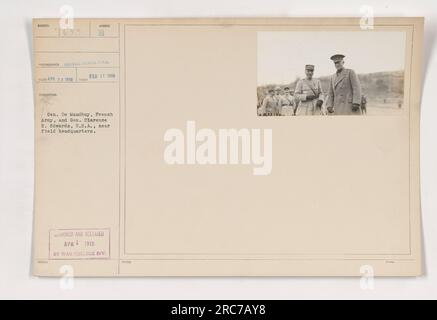 General Maudhuy von der französischen Armee und General Clarence E. Edwards aus den USA sind während des Ersten Weltkriegs in der Nähe des Hauptquartiers zu sehen. Dieses Foto wurde am 15. April 1918 aufgenommen und zeigt die Zusammenarbeit zwischen den beiden Armeen. Es wurde offiziell zensiert, veröffentlicht und von der Abteilung des war College im April 1918 dokumentiert. Stockfoto