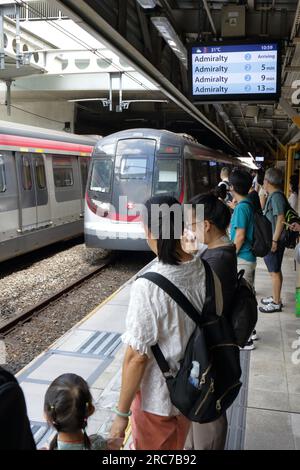 Auf dem Bahnsteig am Bahnhof Sheung Shui (MTR), New Territories, Hongkong, China Stockfoto