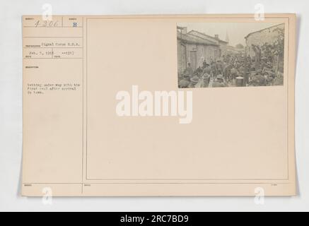 Soldaten versammeln sich nach der Ankunft in der Stadt zum ersten Essen. Dieses Foto, aufgenommen vom Signal Corps der USA Army, datiert vom 5. Februar 1916-1917. Die Soldaten werden dabei beobachtet, wie sie sich auf das Essen vorbereiten, und das Bild ist Teil einer Serie über amerikanische Militäraktivitäten während des Ersten Weltkriegs. Stockfoto