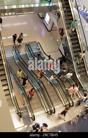 Rolltreppen zur Festival Walk Shopping Mall (beliebt bei Touristen auf dem Festland) von Kowloon Tong MTR Station, Kowloon, Hongkong, China Stockfoto
