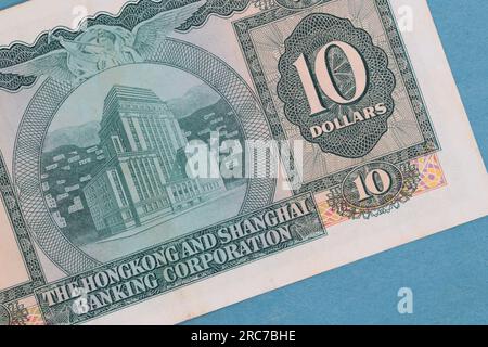 Foto eines Teils der Rückseite einer 1973-USD-Banknote von HSBC mit einem Bild des ehemaligen Hauptsitzengebäudes der Bank in Hongkong Stockfoto