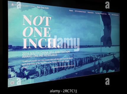 Manila, Philippinen. 13. Juli 2023 : Sieben Jahre nach dem historischen Urteil stellt das Außenministerium eine "zentrale Ressource" zur Verfügung, die den historischen Schiedsspruch des Landes vor dem Ständigen Schiedsgericht in Den Haag gegen Chinas in das Südchinesische Meer eingreifende Ansprüche dokumentiert und gedenkt. Der Titel der Stätte ist kein Zentimeter, sondern ein Verweis auf die Rede von Pres. Marcos State of the Nation im Jahr 2022, in der er versprach, "keinen Prozess zu leiten, bei dem auch nur ein Quadratzentimeter des Territoriums der Philippinen einer ausländischen Macht überlassen werden". Kredit: Kevin Izorce/Alamy Live News Stockfoto