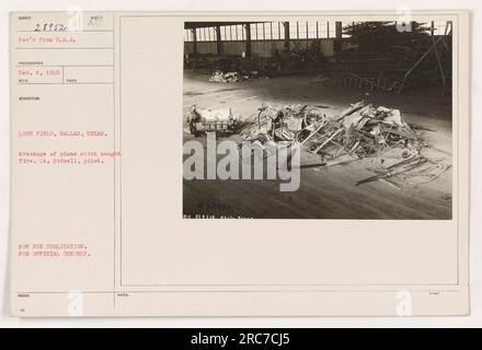 Ein Foto zeigt das Wrack eines Flugzeugs, das in Love Field in Dallas, Texas, Feuer gefangen hat. Der Pilot, LT. Bidwell, war in den Vorfall verwickelt. Dieses Bild mit der Bezeichnung 111-SC-28952 wurde am 6. Dezember 1918 aufgenommen und vom D.M.A. Fotografen empfangen. Sie ist nicht zur Veröffentlichung bestimmt und sollte nur für offizielle Zwecke verwendet werden. Stockfoto