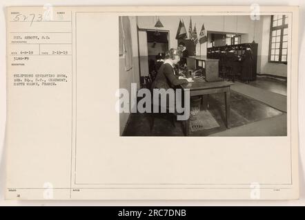 Telefonisten im Hauptquartier in S.C. Chaumont, Haute Marne, Frankreich. Sergeant Abbott, ein Fotograf des Signalkorps, machte dieses Foto am 19. Februar 1919. Das Bild, Nummer 3188-79, zeigt den belebten Telefon-Operationssaal im Hauptquartier während des Ersten Weltkriegs. Stockfoto