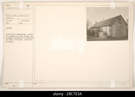 Amerikanische Soldaten der 32. Division erhalten Bekleidungsartikel beim Cash Sales Commissary in Dierdorf. Das Foto wurde von 2. Lieutenant Nat gemacht. L. Dewell am 1. März 1919, und zeigt den Soldaten, die sich auf ihre Aufgaben am Rhein vorbereiten, ca. 20 Kilometer entfernt. Stockfoto