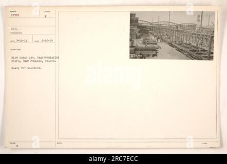 Mitglieder der 21. Grand Div Transportkorps in Camp Pullman, Frankreich, bereitet sich auf Holzarbeiten vor. Die Bildunterschrift beschreibt das Foto mit Identifikationsnummern und Daten. Stockfoto