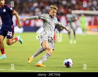 Chicago, USA, 12. Juli 2023. Bryce Duke von CF Montreal, Major League Soccer (MLS), jagt den Ball gegen den Chicago Fire FC auf dem Soldier Field in Chicago, IL, USA. Kredit: Tony Gadomski / All Sport Imaging / Alamy Live News Stockfoto