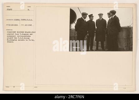 Präsident Woodrow Wilson und Konteradmiral Cary T. Grayson wurden an Bord der U.S.S. fotografiert George Washington, zusammen mit Zeitungskorrespondenten, auf dem Weg nach Paris, Frankreich. Das Foto wurde im Dezember 1918 aufgenommen und an Präsident Woodrow Wilson herausgegeben. Es war Teil der Aktivitäten im Ersten Weltkrieg. Stockfoto