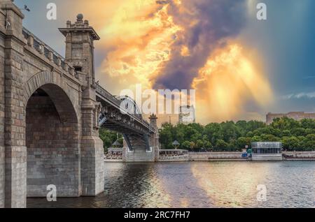 Puschkinsky-Brücke in Moskau bei wunderschönem Sonnenuntergang im Sommer. Atemberaubender Blick auf die Puschkinsky-Brücke bei Sonnenuntergang, Moskau, Russland. Stockfoto