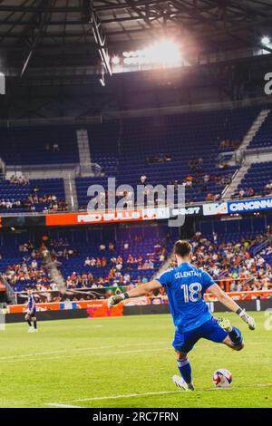 Harrisson, New York, USA. 12. Juli 2023. (SPO) 2023 MLS Normalsaison: NY Red Bulls vs. FC Cincinnati. 12. Juli 2023. Harrison, New Jersey, USA: Fußballspiel zwischen NY Red Bulls und FC Cincinnati, gültig für die Major League Soccer (MLS) East Conference in der Red Bull Arena in Harrison, Mittwoch (12). Kredit: Anthony Oliveira/Thenews2 (Kredit: © Anthony Oliveira/TheNEWS2 via ZUMA Press Wire) NUR REDAKTIONELLE VERWENDUNG! Nicht für den kommerziellen GEBRAUCH! Stockfoto