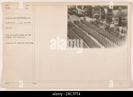 Nahaufnahme von GT. McGarrigle S.C., Nummer 53194, Darstellung der 77. Division Parade auf der 5. Avenue, New York, New York, New York. Das Bild zeigt die Infanterie-Marschrichtung. Dieses Foto wurde ursprünglich mit der Beschreibung „Symbol A. nimmt 5-9-19.“ herausgegeben. Notizen unbestimmt. Stockfoto