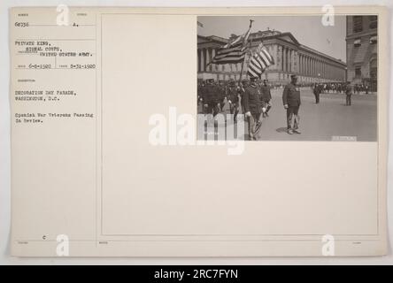 Spanische Kriegsveteranen passieren im Rückblick während der Dekoration Day Parade in Washington, D.C. Privatkönig des Signalkorps hat dieses Foto am 31. Mai 1920 gemacht. Das Bild zeigt die marschierenden Veteranen und ist mit dem Symbol „A“ gekennzeichnet. Dieses Foto ist in den offiziellen Akten der US-Armee als Nummer 68736 gekennzeichnet. Stockfoto