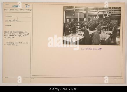 An der School of Engineering, Pennsylvania State College, trainieren Männer im Ersten Weltkrieg in Elektroverdrahtung. Dieses Bild wurde von einem Fotografen des Pennsylvania State College für den offiziellen Gebrauch aufgenommen. Stockfoto