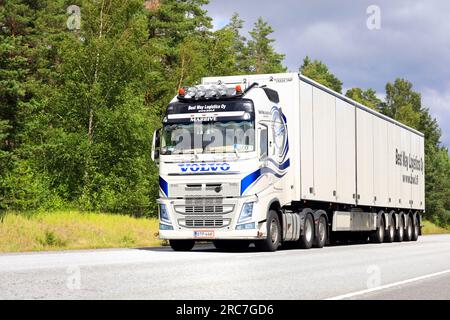 Der maßgeschneiderte weiße Volvo FH-Lkw zieht an einem Sommertag den Auflieger Tyllis auf dem Highway 25 nach Hanko. Raasepori, Finnland. 7. Juli 2023 Stockfoto