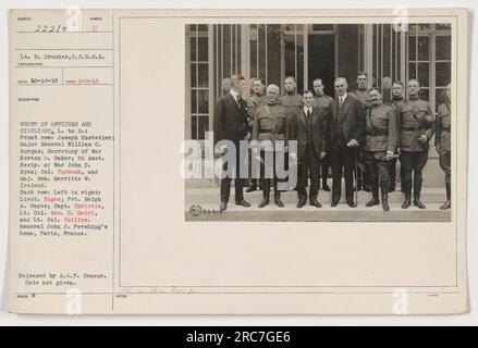 Gruppenfoto von Offizieren und Zivilisten im Haus von General John J. Pershing in Paris, Frankreich. Erste Reihe (von links nach rechts): Joseph Hostetler, Major General William C. Gorgas, Secretary of war Newton D. Baker, 2. Asst. Kriegsminister John D. Ryan, Oberst Forbush und Generalmajor Merritte W. Ireland. Hintere Reihe (von links nach rechts): Lieut. Hughes, Pvt. Ralph A. Hayes, Captain Christie, LT. Colonel George H. Baird und LT. Colonel Collins. Bild veröffentlicht von A.E.P. Censor. Datum nicht angegeben. Stockfoto