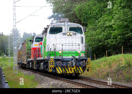 Zwei Diesellokomotiven der VR Group Klasse Dv12, Nr. 2619 und 2524, im vorderen Güterzug, der bergauf in Richtung Hanko fährt. Tammisaari, Finnland. 7. Juli 2023 Stockfoto