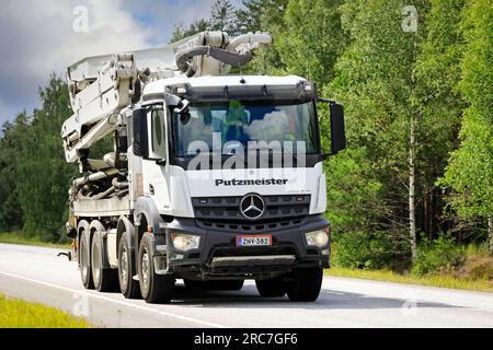 Weißer Mercedes-Benz Arocs 3243 Lkw mit Putzmeister M28-4 Pumi Betonpumpe auf Straße 25 in Raasepori, Finnland. 7. Juli 2023. Stockfoto