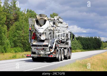 Weißer Mercedes-Benz Arocs 3243 Lkw mit Putzmeister M28-4 Pumi Betonpumpe auf Straße 25 in Raasepori, Finnland. 7. Juli 2023. Stockfoto