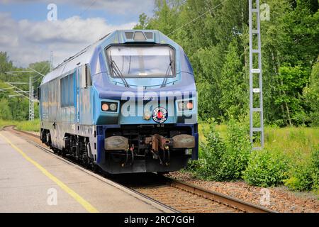 DR20 Nr. 29012 Tülomsaş baute die Diesellokomotive der Operail Finland, die jetzt im Besitz der North Rail Oy ist, passiert den Bahnhof Tammisaari. Finnland. 7. Juli 2023. Stockfoto