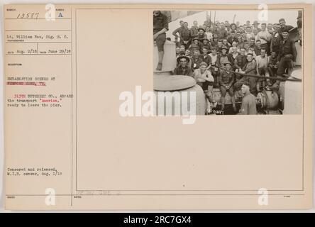 Lieutenant William Fox vom Signal Reserve Corps filmt eine Szene der Einschiffung im Newport News Port, Virginia. Das Bild zeigt Soldaten der 313. Metzgerei Co. An Bord des Transporters 'America', die bereit sind, den Pier zu verlassen. Das Foto wurde zensiert und am 1. August 1918 vom M.I.B.-Zensor veröffentlicht. Stockfoto