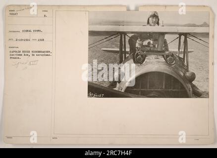 Captain Eddie Rickenbacker, ein amerikanisches Ass, fotografierte in seinem Flugzeug in Frankreich während des Ersten Weltkriegs. Das Flugzeug ist ein SpAD XIII mit dem MIMBER 79656 und DEM SYMBOL-Fotografen DES SIGNALKORPS. Dieses Foto wurde 1918 aufgenommen und mit der Aktennummer 50127 dokumentiert. Stockfoto