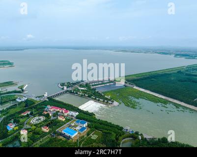 LIANYUNGANG, CHINA - 13. JULI 2023 - Luftfoto aufgenommen am 13. Juli 2023 zeigt die erste Überschwemmung des Shilianghe Reservoi, dem größten Reservoir Stockfoto