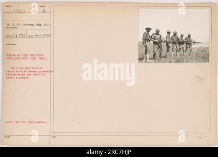 Amerikanische Soldaten üben mit Browning Maschinengewehren an der School of Fire für die Feldartillerie in Fort Sill, Oklahoma. Diese Gewehre können 400 Schüsse pro Minute abfeuern. Dieses Foto wurde von LT. E. N. Jackson am 14. Juni 1918 aufgenommen. Stockfoto