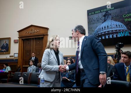 Washington, Usa. 12. Juli 2023. Der Direktor des Federal Bureau of Investigation Christopher Wray, rechts, wird von der Vertreterin der Vereinigten Staaten, Madeleine Dean (Demokrat von Pennsylvania), links, begrüßt, während er zu einer Anhörung des House Committee on the Judiciary „Oversight of the Federal Bureau of Investigation“ im Rayburn House Office Building in Washington, DC, USA, am Mittwoch, Juli 12, 2023. Foto: Rod Lamkey/CNP/ABACAPRESS.COM Kredit: Abaca Press/Alamy Live News Stockfoto