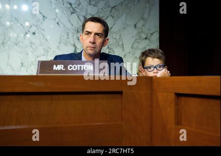 Washington, Usa. 12. Juli 2023. US-Senator Tom Cotton (Republikaner von Arkansas) wird von seinem Sohn Gabriel Cotton während einer Anhörung des Senatsausschusses für Nominierungen im Hart Senate Office Building in Washington, DC, USA, am Mittwoch, den 12. Juli, begleitet. 2023. Foto: Rod Lamkey/CNP/ABACAPRESS.COM Kredit: Abaca Press/Alamy Live News Stockfoto