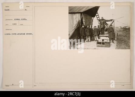 Ein Foto, das 1919 von einem Signalkorps-Fotografen aufgenommen wurde. Das Bild zeigt ein Symbol auf einer Flugzeugausrüstung, die vom Signalkorps im Ersten Weltkrieg herausgegeben wurde. Stockfoto