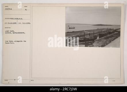 Dry Dock neben dem Militärstützpunkt in Boston, Massachusetts. Das Foto wurde am 1. Mai 1920 aufgenommen und hat die Kennnummer 68474-A. Der Fotograf ist GT Saum. Es ist ein offizielles US-Bild, das für militärische Dokumentationszwecke erfasst wurde. Stockfoto