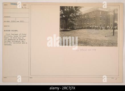 Mitglieder der Nationalgarde von Maine gehen in Richtung der Turnhalle des Bowdoin College in Brunswick, Maine. Das Gymnasium wurde vorübergehend in eine Kaserne für das erste Regiment der Feldartillerie umgewandelt. Das Foto wurde 1917 im Ersten Weltkrieg aufgenommen. Stockfoto