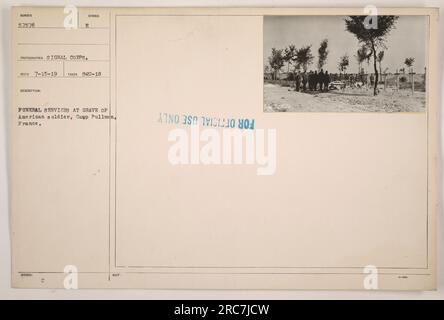 Beerdigung am Grab eines amerikanischen Soldaten in Camp Pullman in Frankreich. Bild Nummer 57576, aufgenommen am 2. August 1918, von einem Fotografen vom Signal Corps. Das Foto zeigt die Feierlichkeit der Zeremonie. Eine Notiz weist darauf hin, dass das Bild am 15. Juli 1919 empfangen und vom Bestattungsinstitut im Lager herausgegeben wurde. Die Nummer des koordinierenden Büros lautet CO 3-0006. Stockfoto