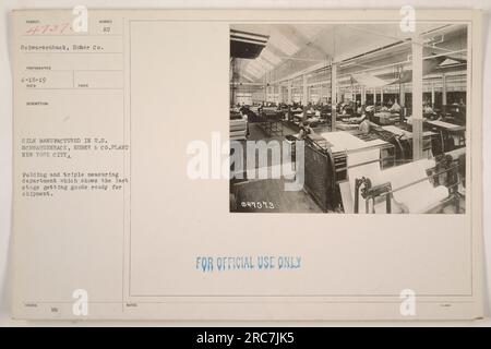 Titel: Silk Manufacturing bei Schwarzenback, Huber & Co Werk, New York City Beschreibung: Dieses Foto zeigt die Abteilung für Falten und Dreifachmessung im Werk Schwarzenback, Huber & Co. In New York City. Es zeigt die letzte Phase der Vorbereitung von Waren für den Versand und hebt die Seidenherstellung in den Vereinigten Staaten während des Ersten Weltkriegs hervor. Hinweise: Vertrauliches Dokument (nur zur amtlichen Verwendung), Lichtdatum: 18. April 1919 Stockfoto