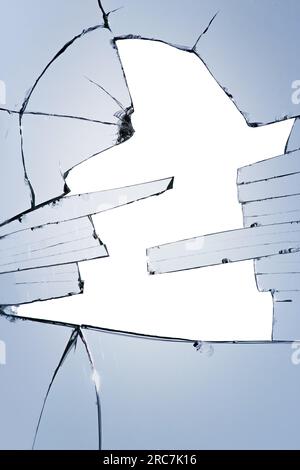 Ein zerbrochenes Fenster mit Scherben und einem Loch in der Mitte. Glasscherben auf weißem Hintergrund Stockfoto