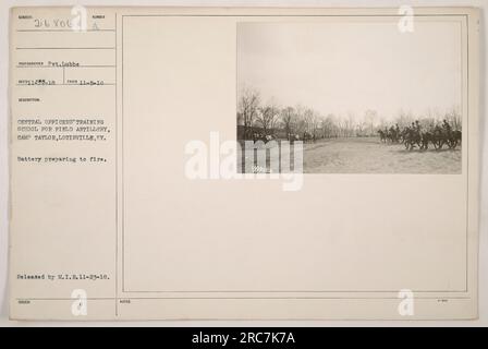 Soldaten der Sumber Central Officers' Training School for Field Artillery in Camp Taylor, Louisville, KY, werden dabei beobachtet, wie sie sich auf das Feuer vorbereiten. Das Foto, aufgenommen von Pvt. Lubbe am 5. November 1918, wurde vom M.I.B. veröffentlicht und ist Teil der 111-SC-26806 BUBIECT 26806 Sammlung. Stockfoto