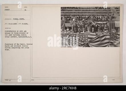 Kriegsminister Baker, General P.C. March und Adjutant General P.C. Harris inspiziert Preisbecher und Medaillen während der Preisverleihung an die Gewinner des Army National School Essay Contest in Washington, D.C. Foto vom Signalkorps am 1920. Mai." Stockfoto