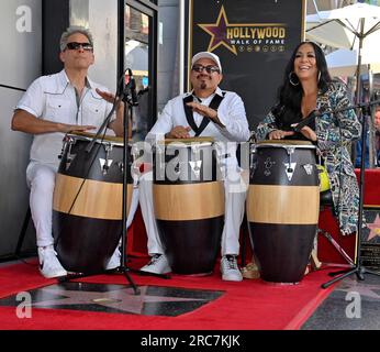 Los Angeles, Usa. 12. Juli 2023. „Queen of Percussion“ Sheila E. spielt Bongos während einer Enthüllung, die sie am Mittwoch, den 12. Juli 2023, mit dem 59. Stern auf dem Hollywood Walk of Fame in Los Angeles ehrt. Foto: Jim Ruymen/UPI Credit: UPI/Alamy Live News Stockfoto