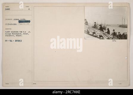 Amerikanisches Militär an Bord der U.S.S. George Washington in Brest, Pinistere, Frankreich während des Ersten Weltkriegs. Das Foto wurde im Januar 1919 von einem Fotografen des Signalkorps aufgenommen und offiziell am 10. März 1921 mit der Referenznummer 111-SC-38883 aufgenommen. Das Bild zeigt eine Gruppe von Soldaten, die sich auf das Schiff vorbereiten. Stockfoto