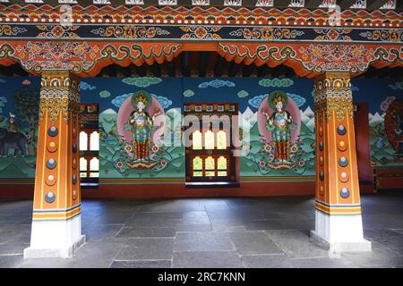 Wunderschöne gemalte Wandbilder und traditionelle dekorative Ornamente bedecken die Wände und Säulen im historischen Tashichho Dzong in Thimphu, Bhutan. Stockfoto