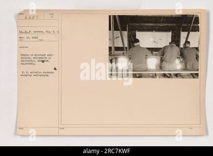 US-Flugstudierende an der School of Military Aeronautics, University of California in Berkeley, studierten Radiographie im Ersten Weltkrieg Datum: 19. März 1918. Fotonummer: 111-SC-6229. Stockfoto