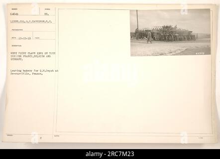 West Point-Klasse von 1921 auf Tour durch Frankreich, Belgien und Deutschland. Sie verlassen eine Bäckerei, um zum Q.M. zu gehen Depot in IS-sur-Tille in Frankreich. Dieses Foto wurde von Oberstleutnant G.R. gemacht Harrison auf 12-13-19. Bildunterschrift: West Point-Klasse von 1921 auf der Tour. Stockfoto