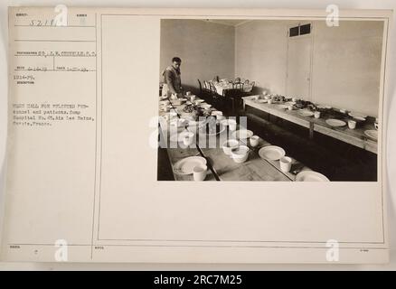 Im Camp Hospital Nr. 45 in Aix les Bains, Savoie, Frankreich, werden Mitarbeiter und Patienten in der Messe gesehen. Das Foto wurde am 27. Januar 1919 vom Fotografen S.J. W. Crunelle aufgenommen. Es gibt zusätzliche Hinweise mit dem Bild, in denen die ausgestellte Nummer 32181 und die Referenznummer 1-3004 angegeben sind. Stockfoto