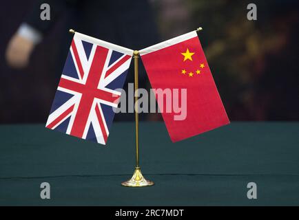 Aktenfoto vom 02.03/15 der Gewerkschaftsflagge und der Flagge der Volksrepublik China. Das Vereinigte Königreich hat im vergangenen Jahr fast £50 Millionen Dollar an Hilfe nach China gesandt, während sich ein Wachhund über "unzureichende Transparenz" bei der Verwendung der Gelder beschwerte. Die Regierung ist dabei, ihre umfassenderen Beziehungen zu China angesichts der zunehmend frostigen Beziehungen zur aufstrebenden asiatischen Macht neu zu bewerten. Ausgabedatum: Donnerstag, 13. Juli 2023. Stockfoto