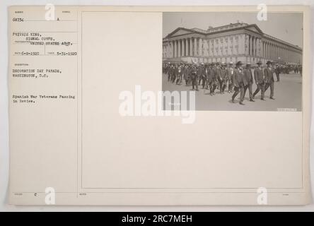 DAS FOTO zeigt die Decoration Day Parade in Washington, D.C., am 31. Mai 1920. Das Foto wurde von Private King vom Signal Corps aufgenommen und ist in den Akten der US-Armee mit 68734 nummeriert. Es erfasst spanische Kriegsveteranen, die während der Parade vorbeiziehen. Stockfoto