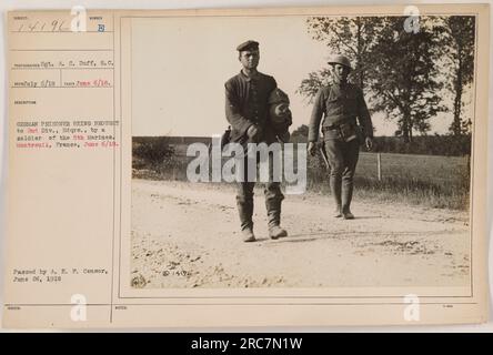 Ein deutscher Gefangener, der am 6. Juni 1918 von einem Soldaten der 5. Marines zum Hauptquartier der 2. Division in Montreuil, Frankreich, eskortiert wurde. Dieses Foto, aufgenommen von Sergeant A. C. Duff, zeigt die Gefangennahme und den Transport von feindlichen Gefangenen während des Ersten Weltkriegs. Stockfoto